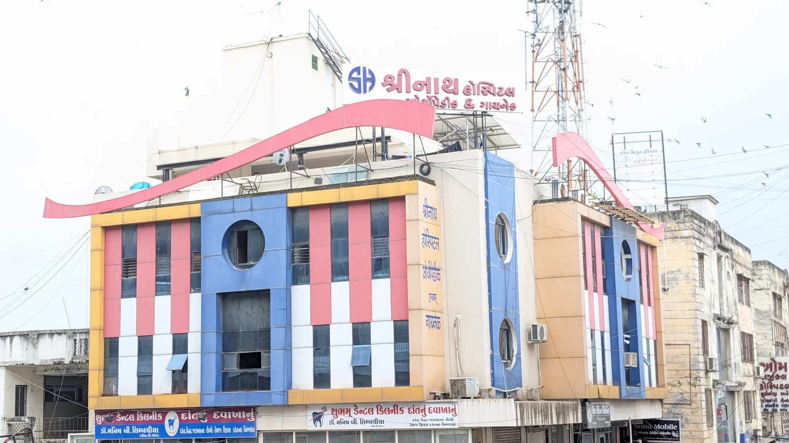 Exterior view of Shubh Complex housing Shreenath Hospital in Modasa